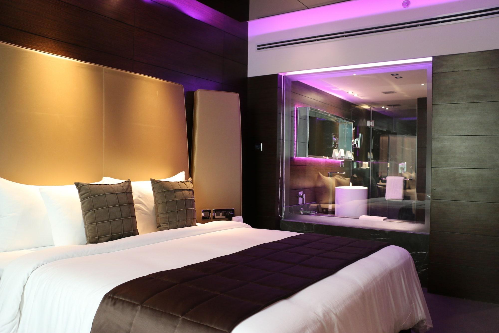 Radisson Blu Atria Bengaluru Hotel Exterior photo A room at the Mira Hong Kong