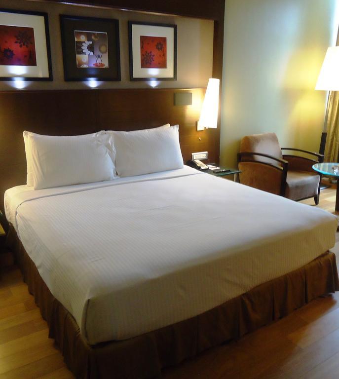 Radisson Blu Atria Bengaluru Hotel Exterior photo A double bed