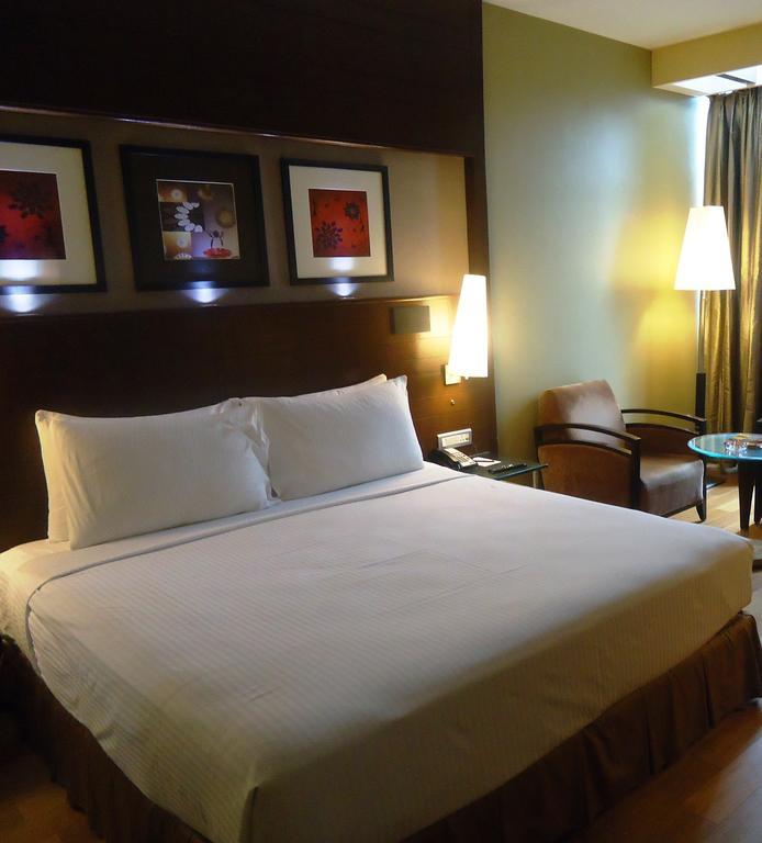 Radisson Blu Atria Bengaluru Hotel Exterior photo A room at the Taj Bengal