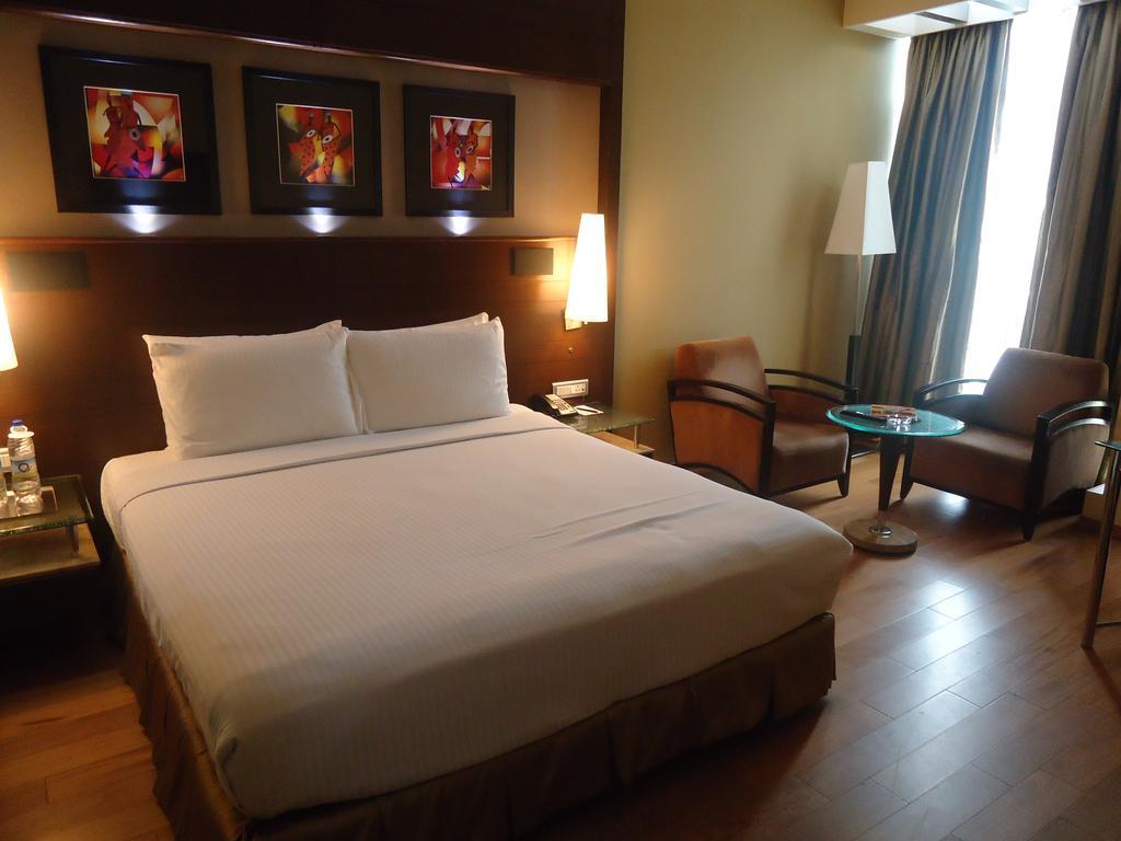 Radisson Blu Atria Bengaluru Hotel Room photo A room at the hotel