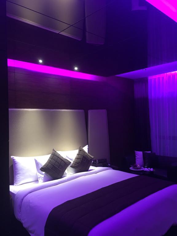 Radisson Blu Atria Bengaluru Hotel Exterior photo A room at the Hilton London West End