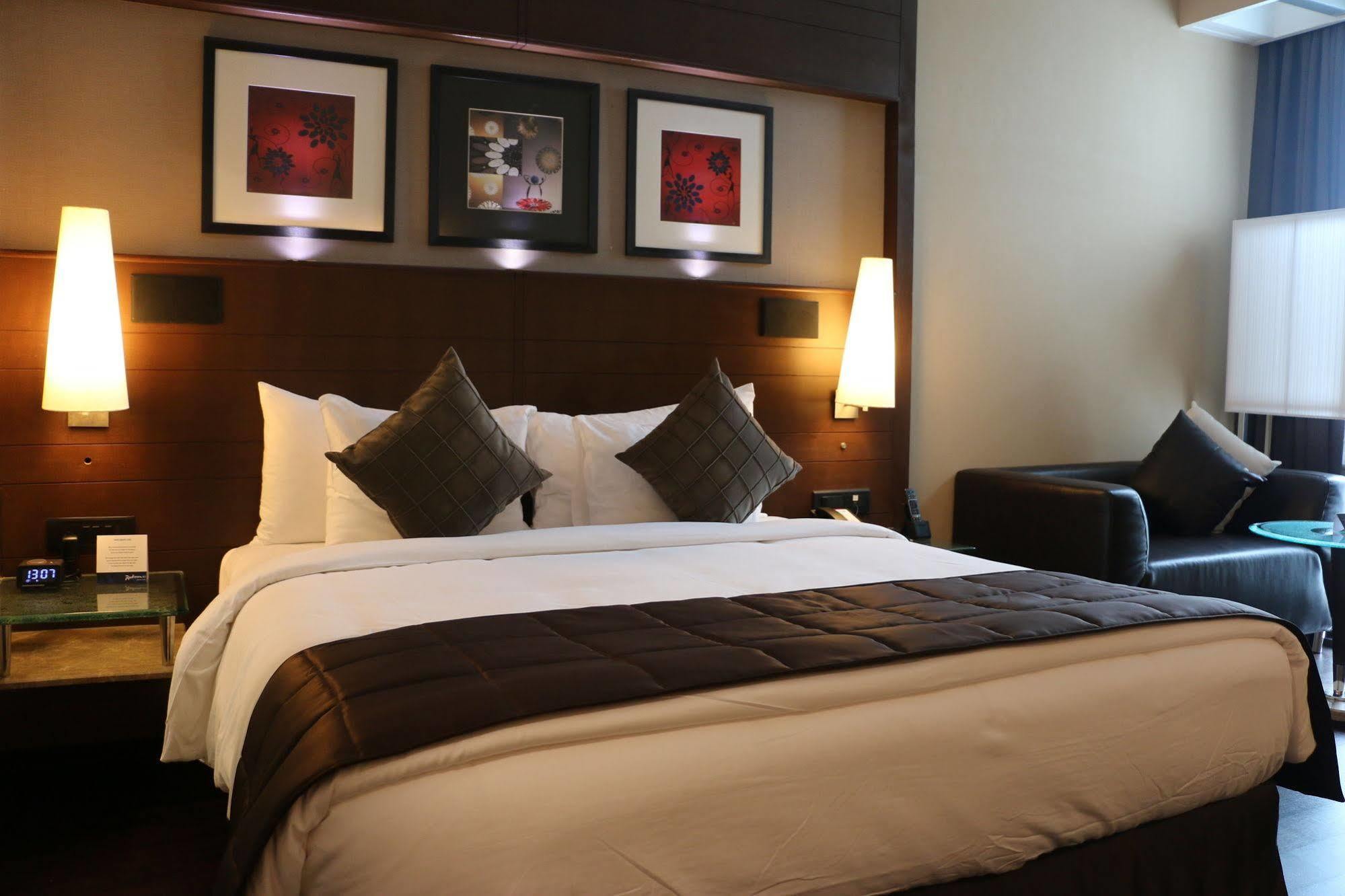 Radisson Blu Atria Bengaluru Hotel Exterior photo A room at the hotel