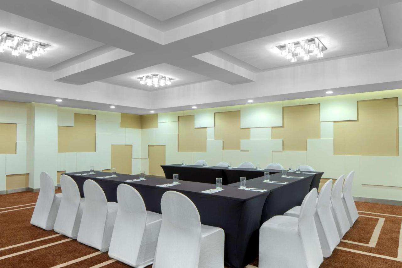 Radisson Blu Atria Bengaluru Hotel Exterior photo U-shaped table layout